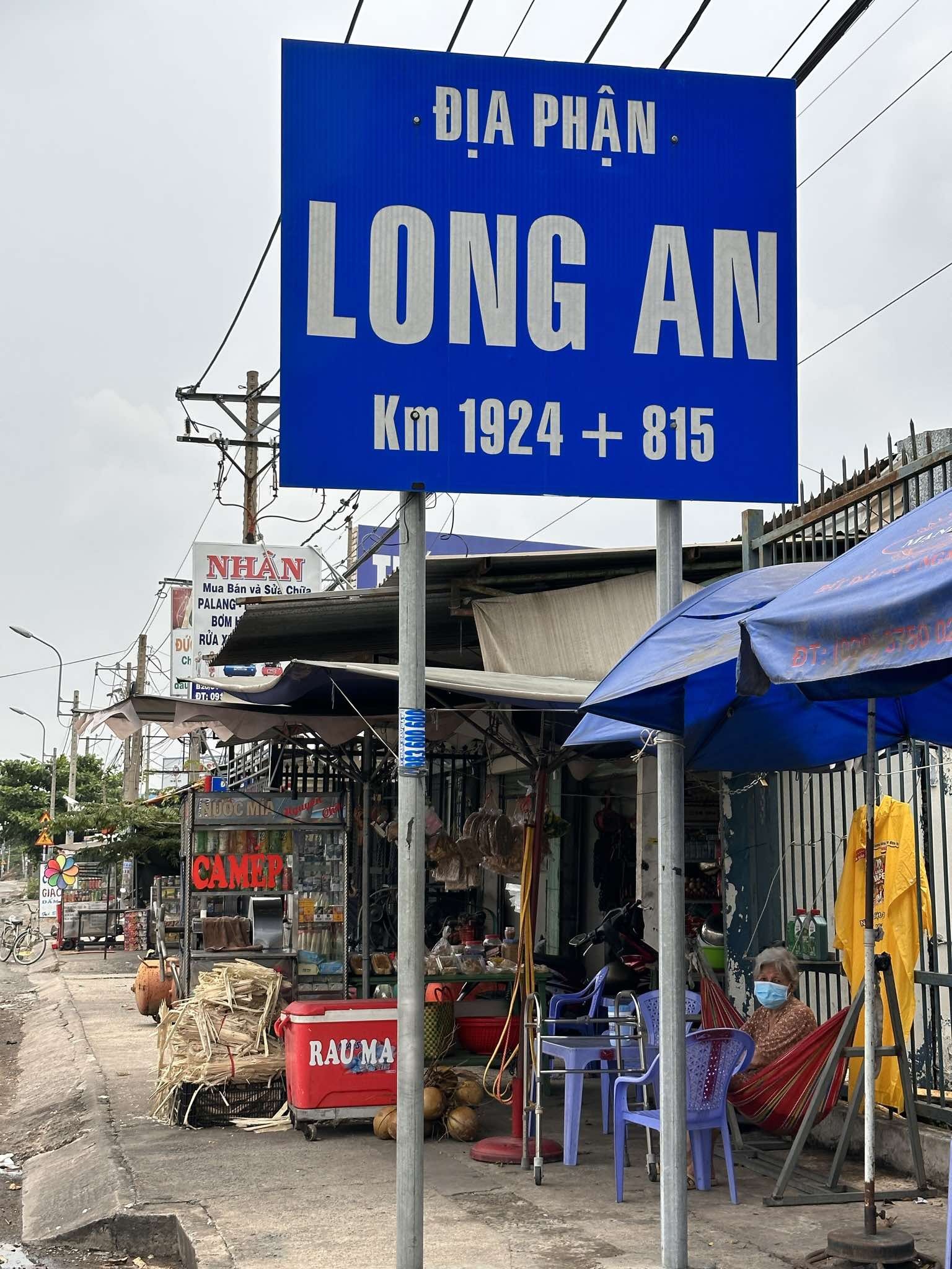 Người đàn ông rong ruổi các tỉnh miền Tây chụp biển địa giới trước sáp nhập - 1