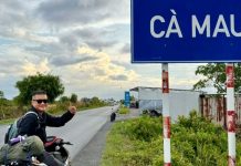 Người đàn ông rong ruổi các tỉnh miền Tây chụp biển địa giới trước sáp nhập