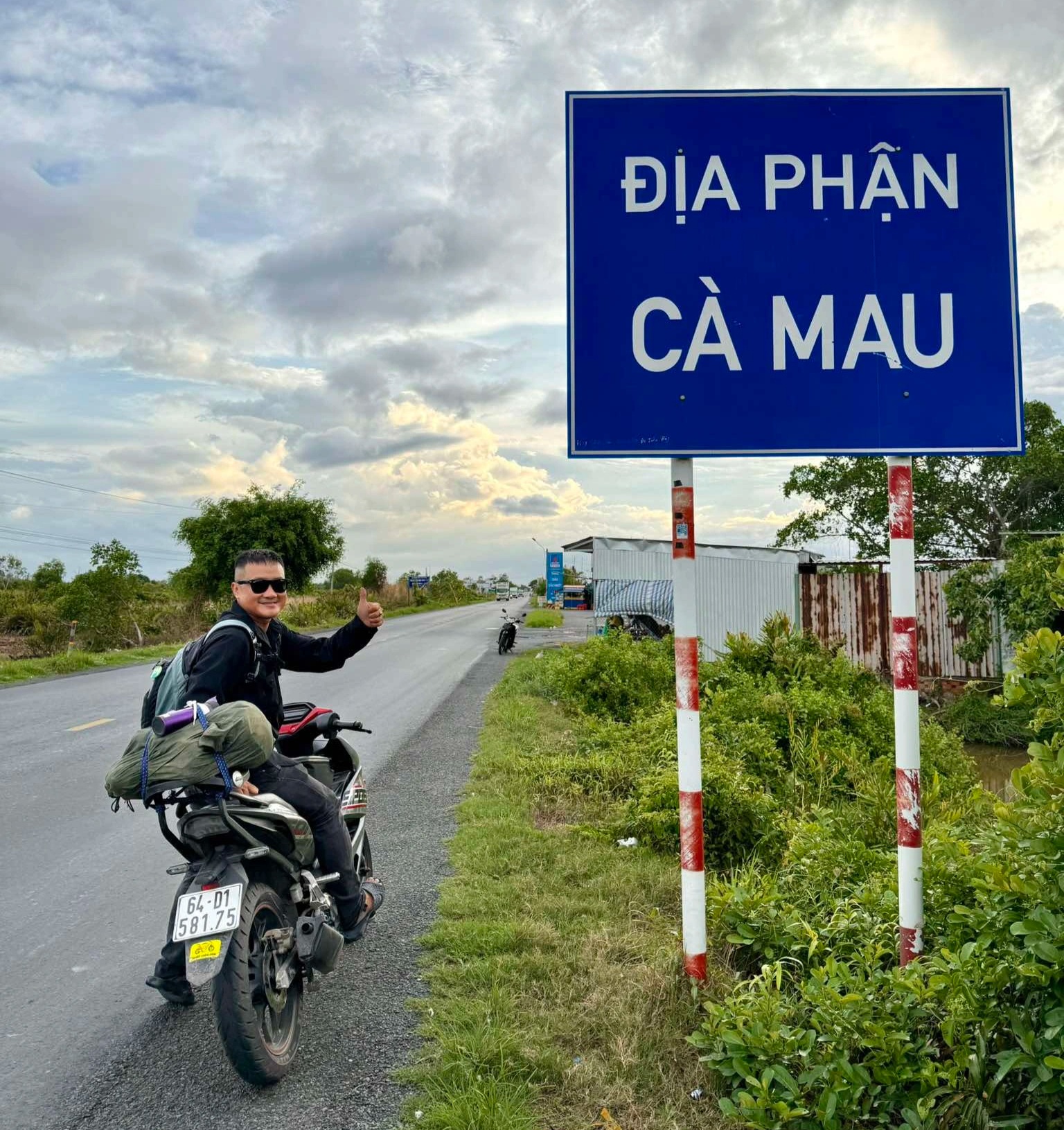 Người đàn ông rong ruổi các tỉnh miền Tây chụp biển địa giới trước sáp nhập - 2