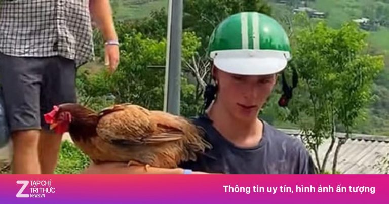 Khách Tây hài hước ôm gà như đại bàng tại Hà Giang Khách Tây hài hước ôm gà như đại bàng tại Hà Giang