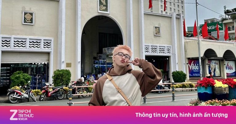 Sơn Tùng M-TP ôm dưa hấu check-in chợ Bến Thành Sơn Tùng M-TP ôm dưa hấu check-in chợ Bến Thành