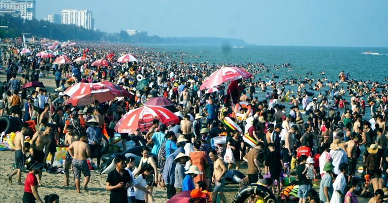 Biển Sầm Sơn ‘ken’ cứng người trong kỳ nghỉ lễ 30/4-1/5 Biển Sầm Sơn ‘ken’ cứng người trong kỳ nghỉ lễ 30/4-1/5