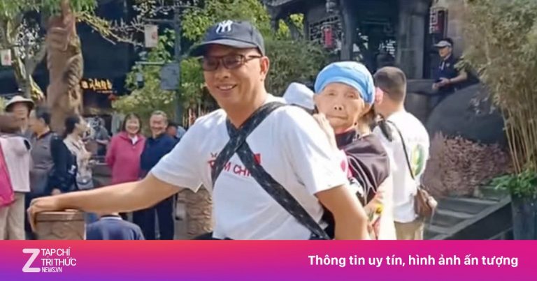 Con trai cõng mẹ bị liệt đi du lịch ở Trung Quốc Con trai cõng mẹ bị liệt đi du lịch ở Trung Quốc