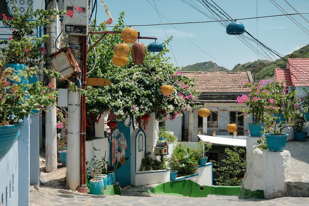Đón bình minh thơ mộng trên làng chài Nhơn Lý - Ảnh 9.