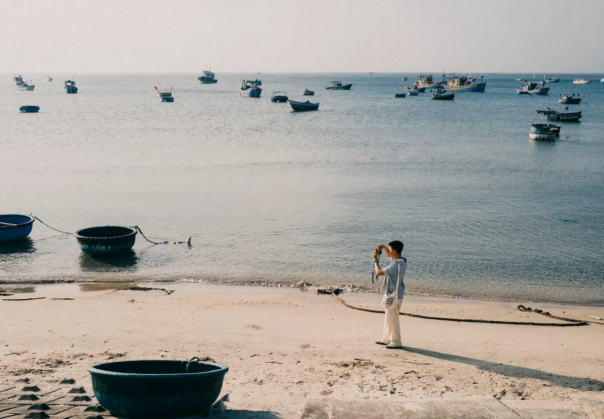 Đón bình minh thơ mộng trên làng chài Nhơn Lý - Ảnh 1.