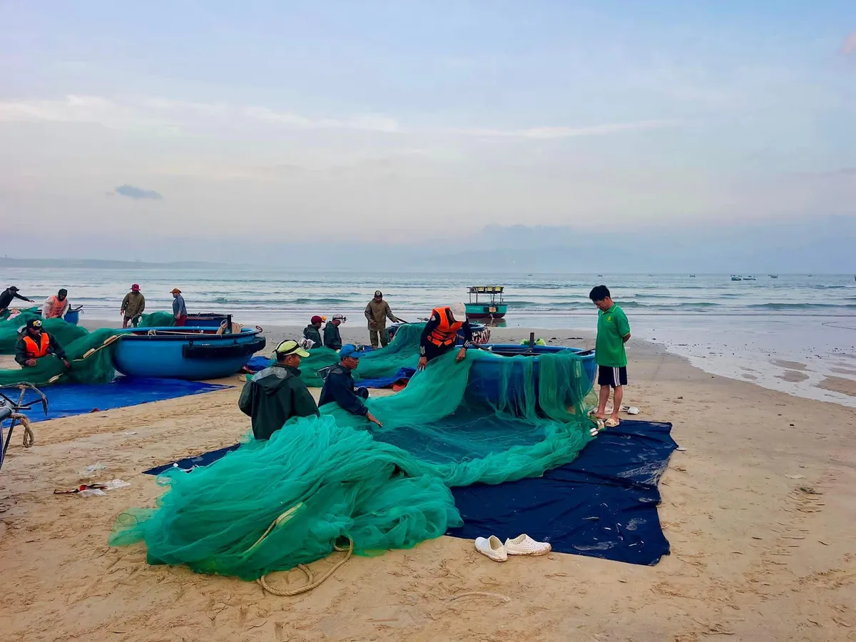 Đón bình minh thơ mộng trên làng chài Nhơn Lý - Ảnh 4.