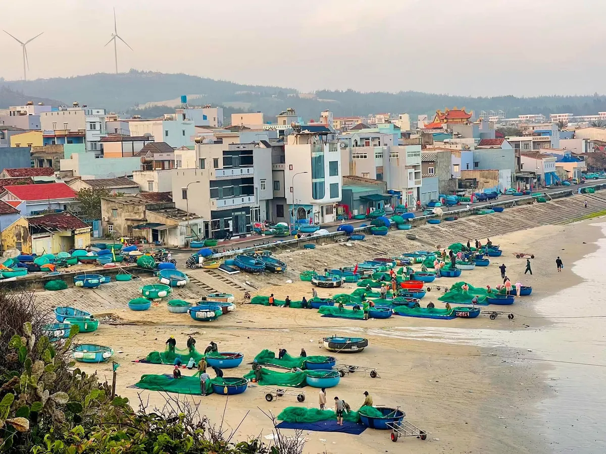 Đón bình minh thơ mộng trên làng chài Nhơn Lý - Ảnh 3.