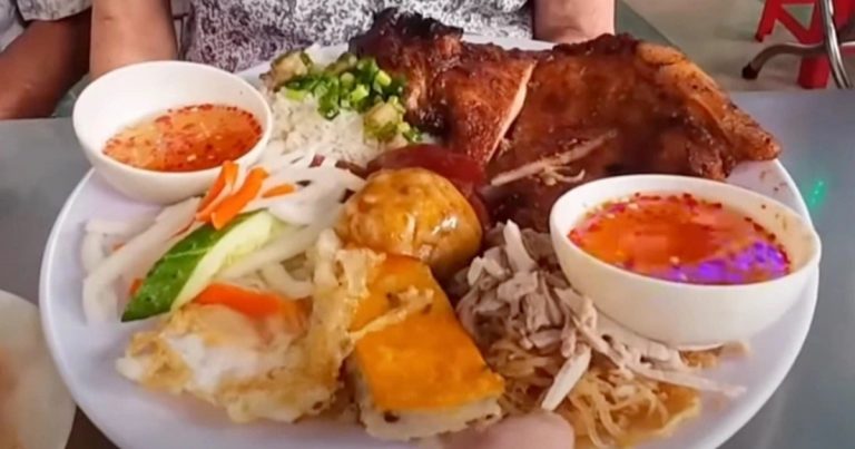 Dĩa cơm tấm “khổng lồ” khiến khách Tây mê mẩn khi trở lại TPHCM Dĩa cơm tấm “khổng lồ” khiến khách Tây mê mẩn khi trở lại TPHCM