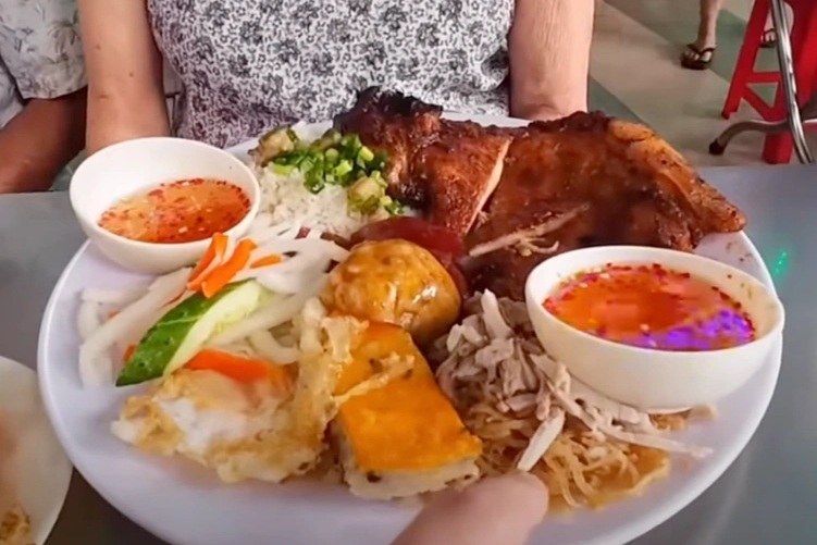 Dĩa cơm tấm khổng lồ khiến khách Tây mê mẩn khi trở lại TPHCM - 2