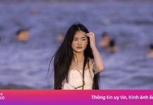 Nườm nượp ‘giải nhiệt’ ở biển Bãi Cháy