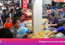 Chen nhau mua hải sản ở chợ nổi tiếng Hạ Long cuối kỳ nghỉ lễ