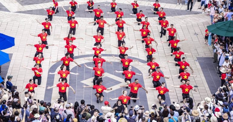 Bãi biển, khu du lịch Đà Nẵng đông nghịt khách trong kỳ nghỉ lễ Bãi biển, khu du lịch Đà Nẵng đông nghịt khách trong kỳ nghỉ lễ