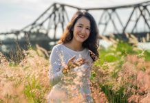 Giới trẻ đổ xô về chụp ảnh tại bãi cỏ hồng dưới chân cầu Long Biên