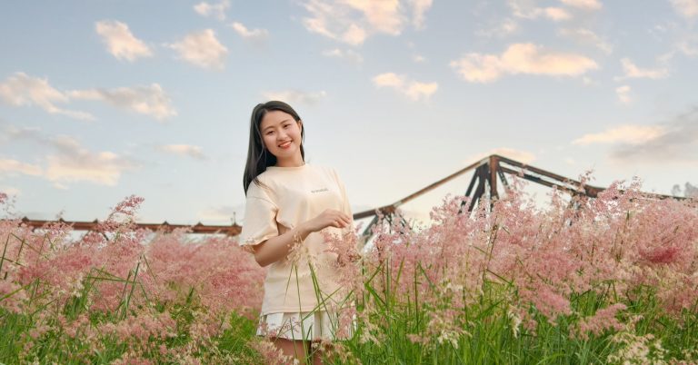 Bãi cỏ hồng giữa lòng Hà Nội đẹp thơ mộng không kém Đà Lạt, hút khách chụp ảnh Bãi cỏ hồng giữa lòng Hà Nội đẹp thơ mộng không kém Đà Lạt, hút khách chụp ảnh