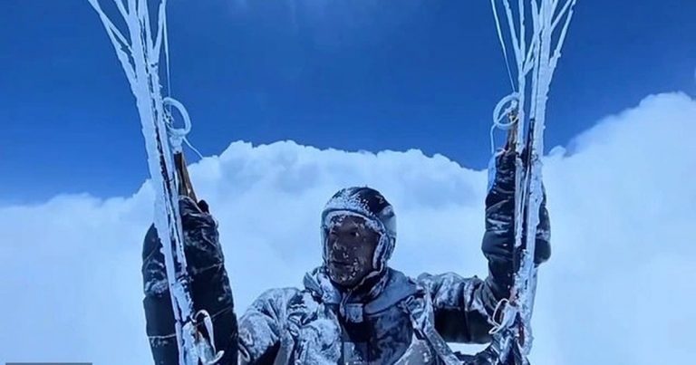 Bị mây hút lên độ cao gần 9.000m, người đàn ông đóng băng khi chơi dù lượn Bị mây hút lên độ cao gần 9.000m, người đàn ông đóng băng khi chơi dù lượn