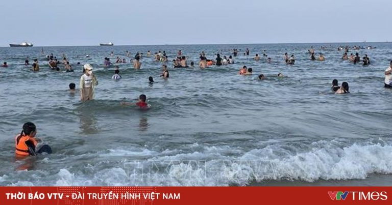 Du lịch biển hấp dẫn du khách dù mới đầu hè Du lịch biển hấp dẫn du khách dù mới đầu hè