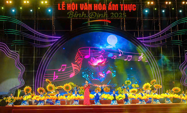 Chiếc bánh cuốn dài gần 10m hút khách du lịch tại Bình Định - Ảnh 1.