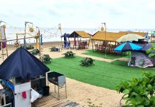 Cảnh khó tin trên bãi biển ở Thanh Hoá: Du khách khổ sở tìm đường xuống tắm