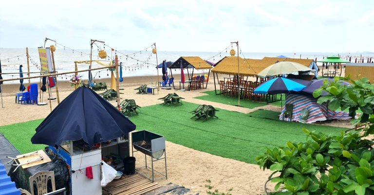 Cảnh khó tin trên bãi biển ở Thanh Hoá: Du khách khổ sở tìm đường xuống tắm Cảnh khó tin trên bãi biển ở Thanh Hoá: Du khách khổ sở tìm đường xuống tắm