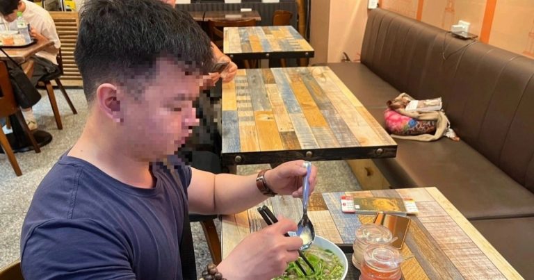 Bát phở 200.000 đồng ở sân bay Nội Bài, khách “than” quá đắt Bát phở 200.000 đồng ở sân bay Nội Bài, khách “than” quá đắt