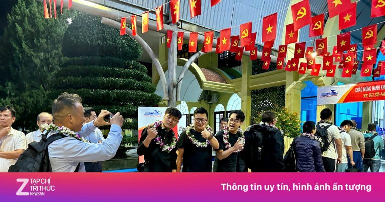 Đón đoàn khách đầu tiên trên chuyến tàu liên vận Việt Nam – Trung Quốc