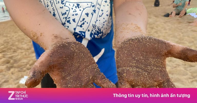 Dầu vón cục dính đầy người tắm biển ở Phú Yên Dầu vón cục dính đầy người tắm biển ở Phú Yên