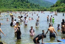 Hàng nghìn người rủ nhau lên rừng “trốn nóng” trong kỳ nghỉ lễ