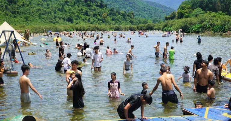 Hàng nghìn người rủ nhau lên rừng “trốn nóng” trong kỳ nghỉ lễ Hàng nghìn người rủ nhau lên rừng “trốn nóng” trong kỳ nghỉ lễ