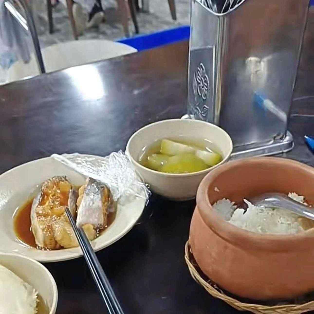 Tài xế chỉ được đãi bữa cơm đạm bạc sau khi đưa 38 khách tới ăn, chủ quán nói gì? - 1