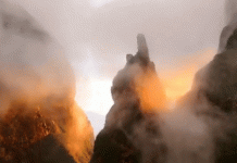 Cảnh bình minh đỏ rực như lửa tại Ngũ Chỉ Sơn