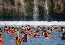 Hà Nội nóng oi ả, ngàn du khách đổ tới công viên, biển nhân tạo giải nhiệt