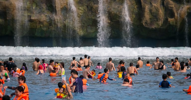 Hà Nội nóng oi ả, ngàn du khách đổ tới công viên, biển nhân tạo giải nhiệt Hà Nội nóng oi ả, ngàn du khách đổ tới công viên, biển nhân tạo giải nhiệt