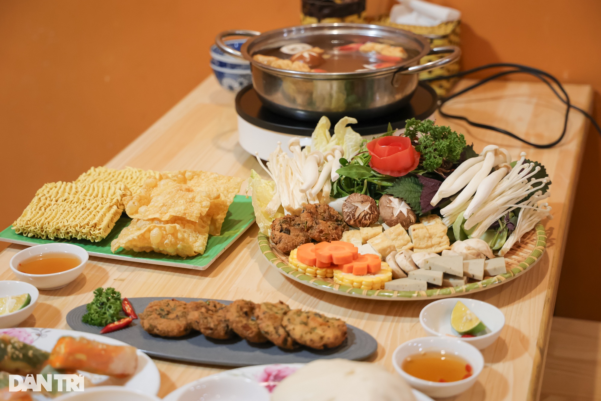 Khách Tây mê món chay Việt, không ngại vượt ngõ hẹp để thưởng thức - 3