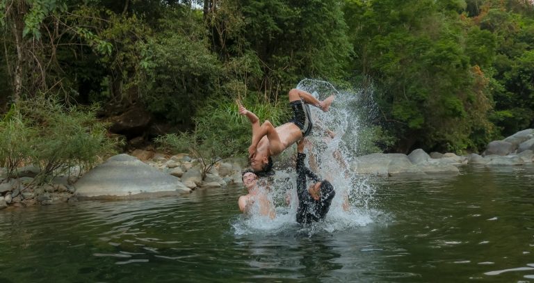 Hồ Tiên mát lạnh ẩn nấp giữa rừng nguyên sinh, khách tới trốn nóng không muốn về Hồ Tiên mát lạnh ẩn nấp giữa rừng nguyên sinh, khách tới trốn nóng không muốn về