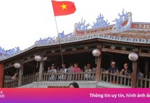 Dòng người ùn ùn đổ về Hội An