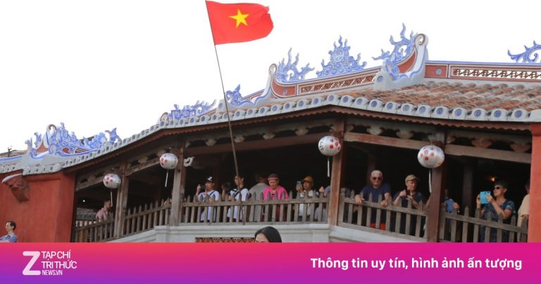 Dòng người ùn ùn đổ về Hội An Dòng người ùn ùn đổ về Hội An