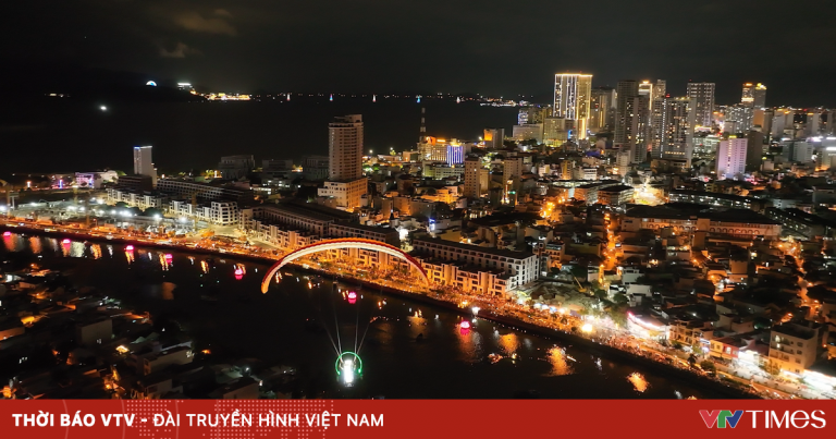 Bay dù lượn giữa trời đêm trên vịnh Nha Trang Bay dù lượn giữa trời đêm trên vịnh Nha Trang