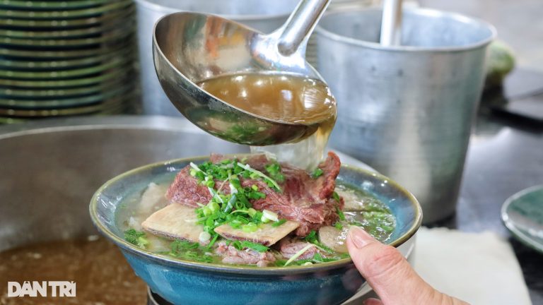 Độc đáo tô phở gần 1kg, có “miếng sườn to nhất TPHCM” Độc đáo tô phở gần 1kg, có “miếng sườn to nhất TPHCM”