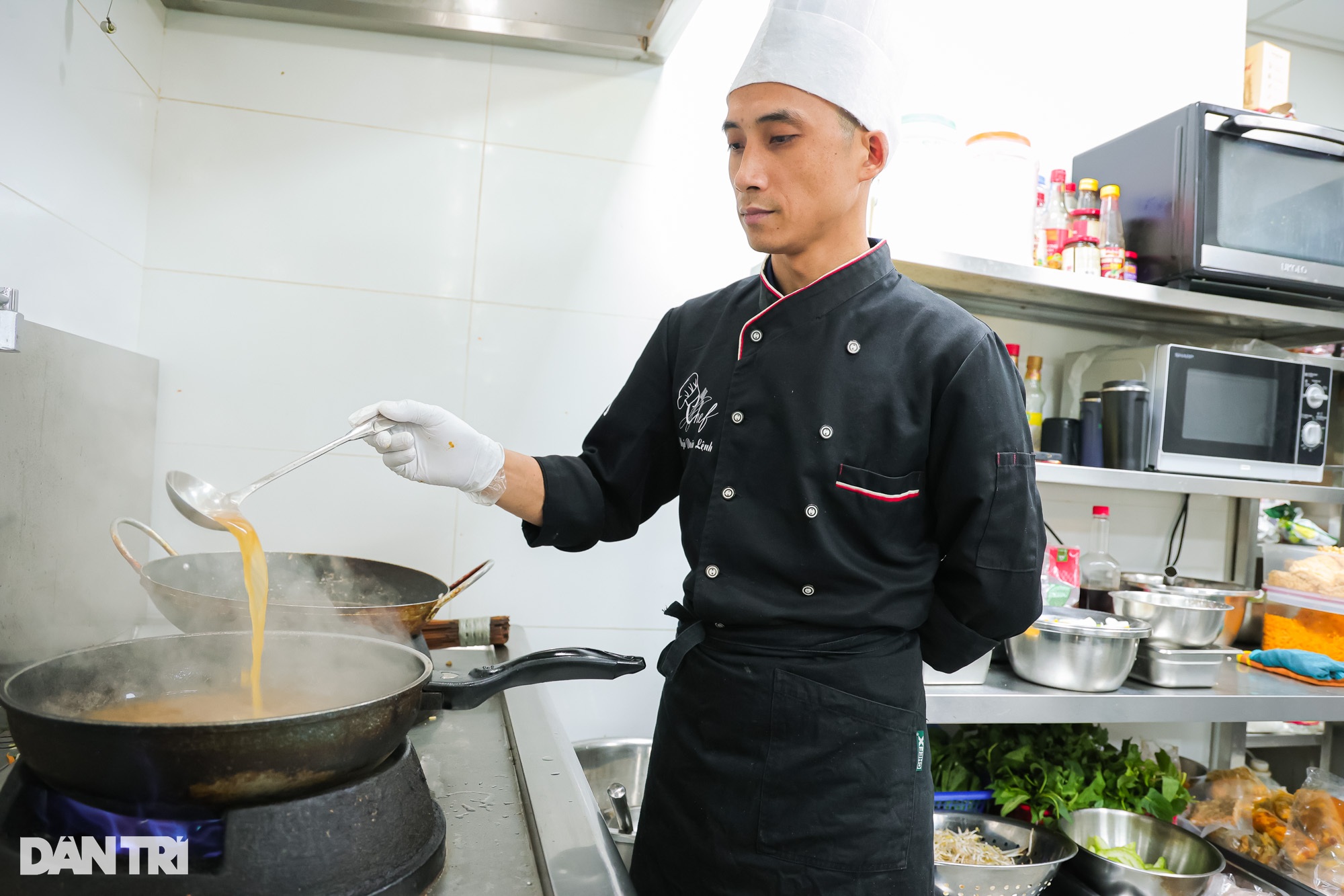 Hà Nội: Khách bất ngờ khi thử nấu lẩu trong chiếc nồi bằng… giấy - 4