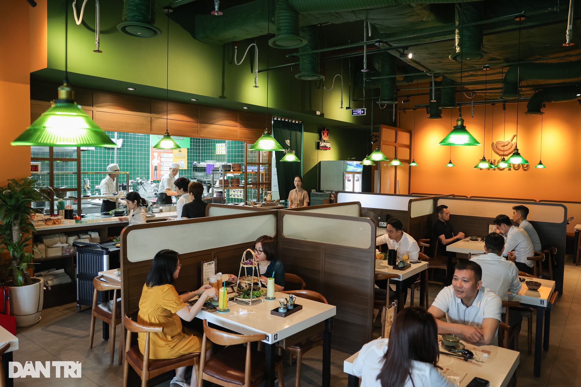 Hà Nội: Khách bất ngờ khi thử nấu lẩu trong chiếc nồi bằng… giấy - 3