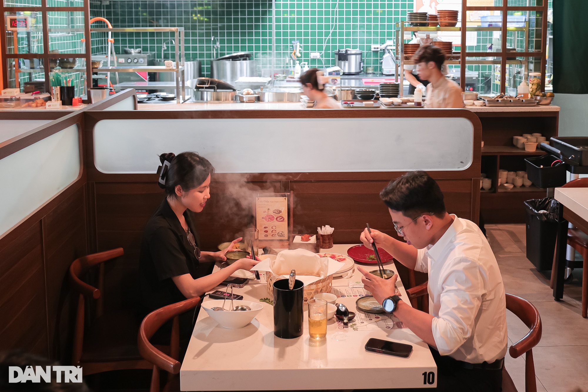 Hà Nội: Khách bất ngờ khi thử nấu lẩu trong chiếc nồi bằng… giấy - 2