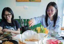 Hà Nội: Khách bất ngờ khi thử nấu lẩu trong chiếc nồi bằng… giấy