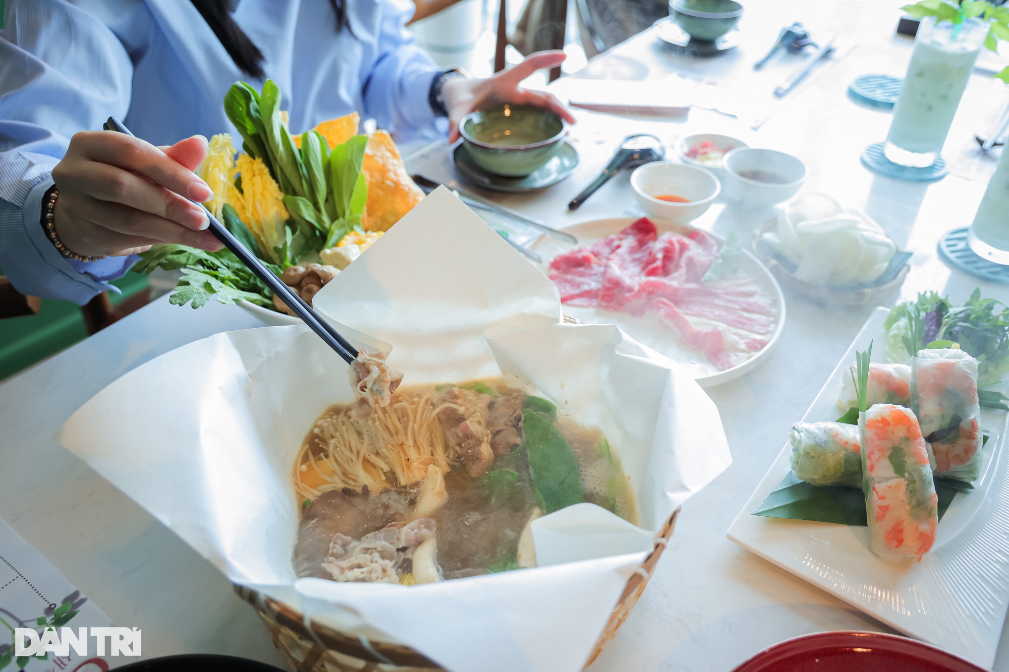 Hà Nội: Khách bất ngờ khi thử nấu lẩu trong chiếc nồi bằng… giấy - 1