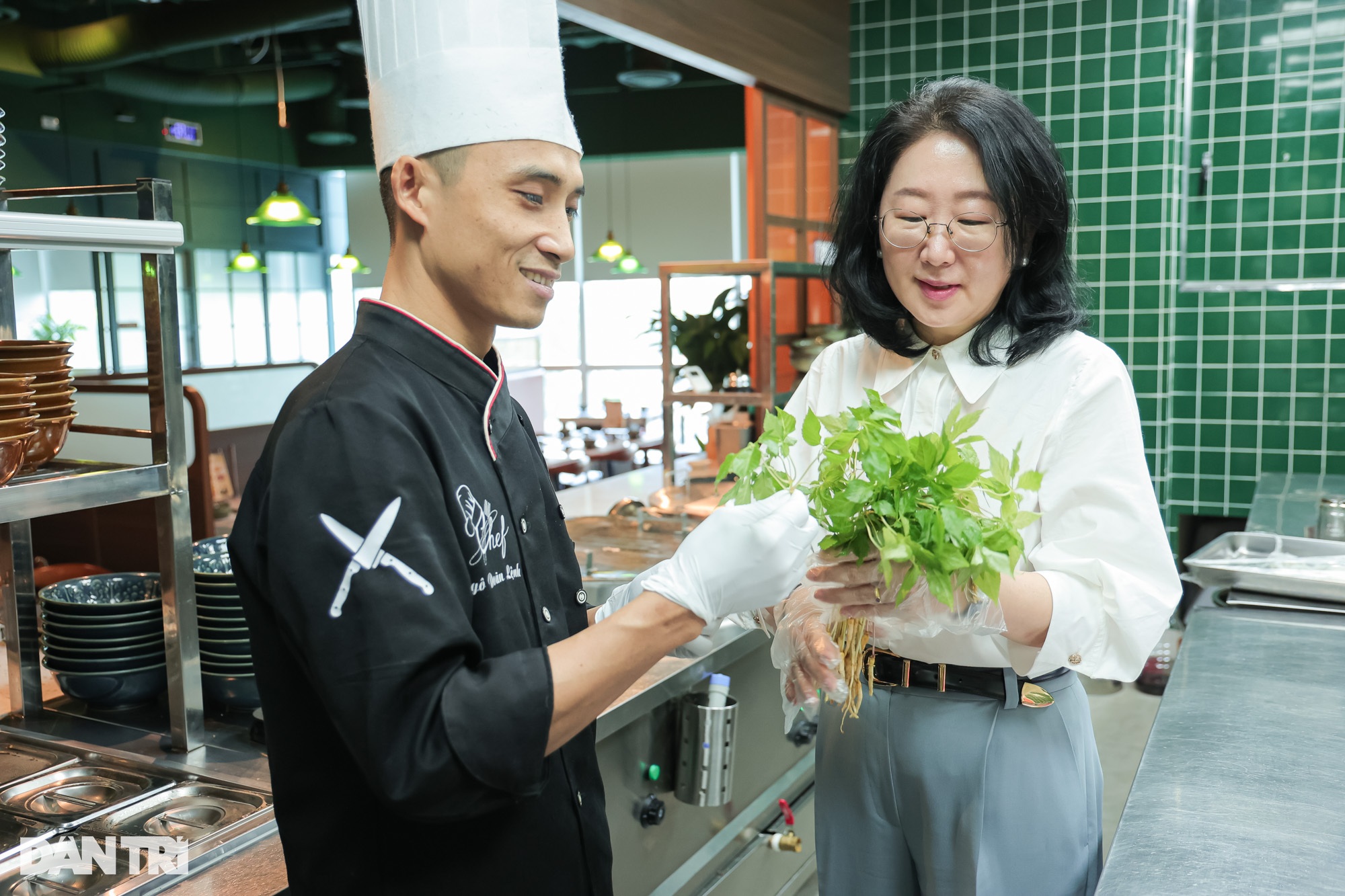 Hà Nội: Khách bất ngờ khi thử nấu lẩu trong chiếc nồi bằng… giấy - 7