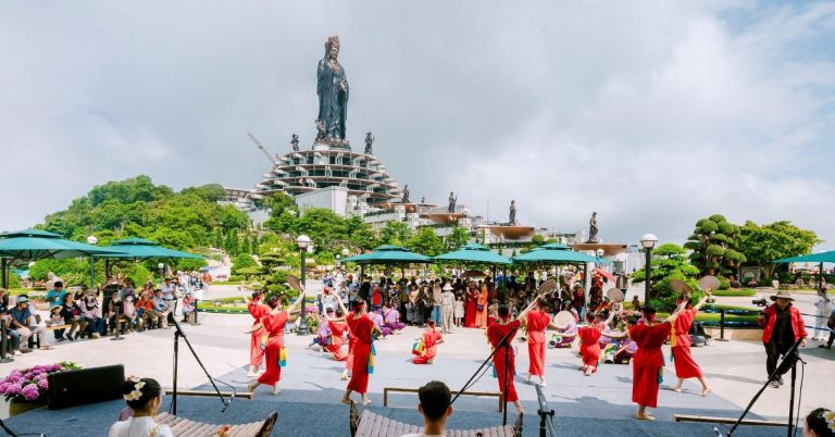 Lễ hội dâng đăng độc đáo mừng Lễ Vía Bà tại núi Bà Đen Lễ hội dâng đăng độc đáo mừng Lễ Vía Bà tại núi Bà Đen