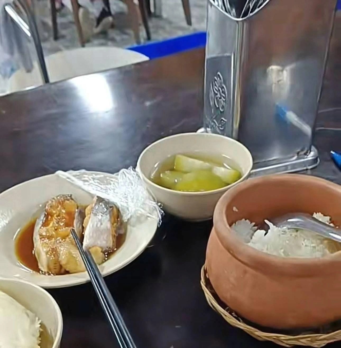 Luật ngầm chia hoa hồng cho tài xế: Nhà hàng chặt chém khách để bù lỗ? - 1