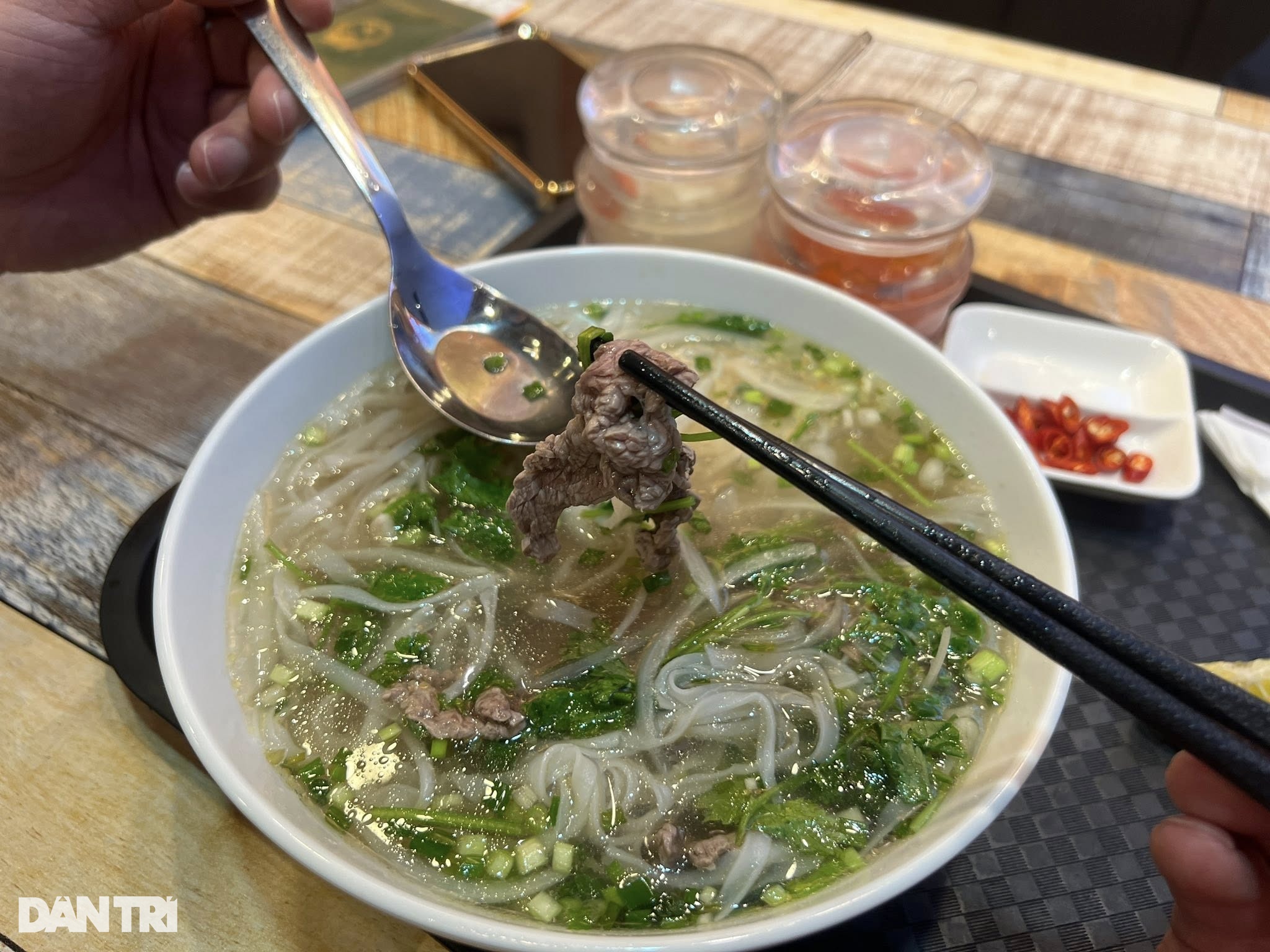 Bát phở 200.000 đồng ở sân bay Nội Bài, khách than quá đắt - 1