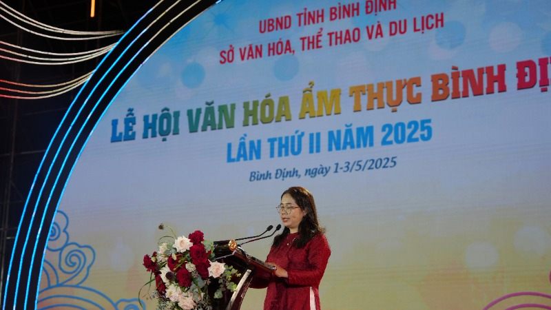 Chiếc bánh cuốn dài gần 10m hút khách du lịch tại Bình Định - Ảnh 2.