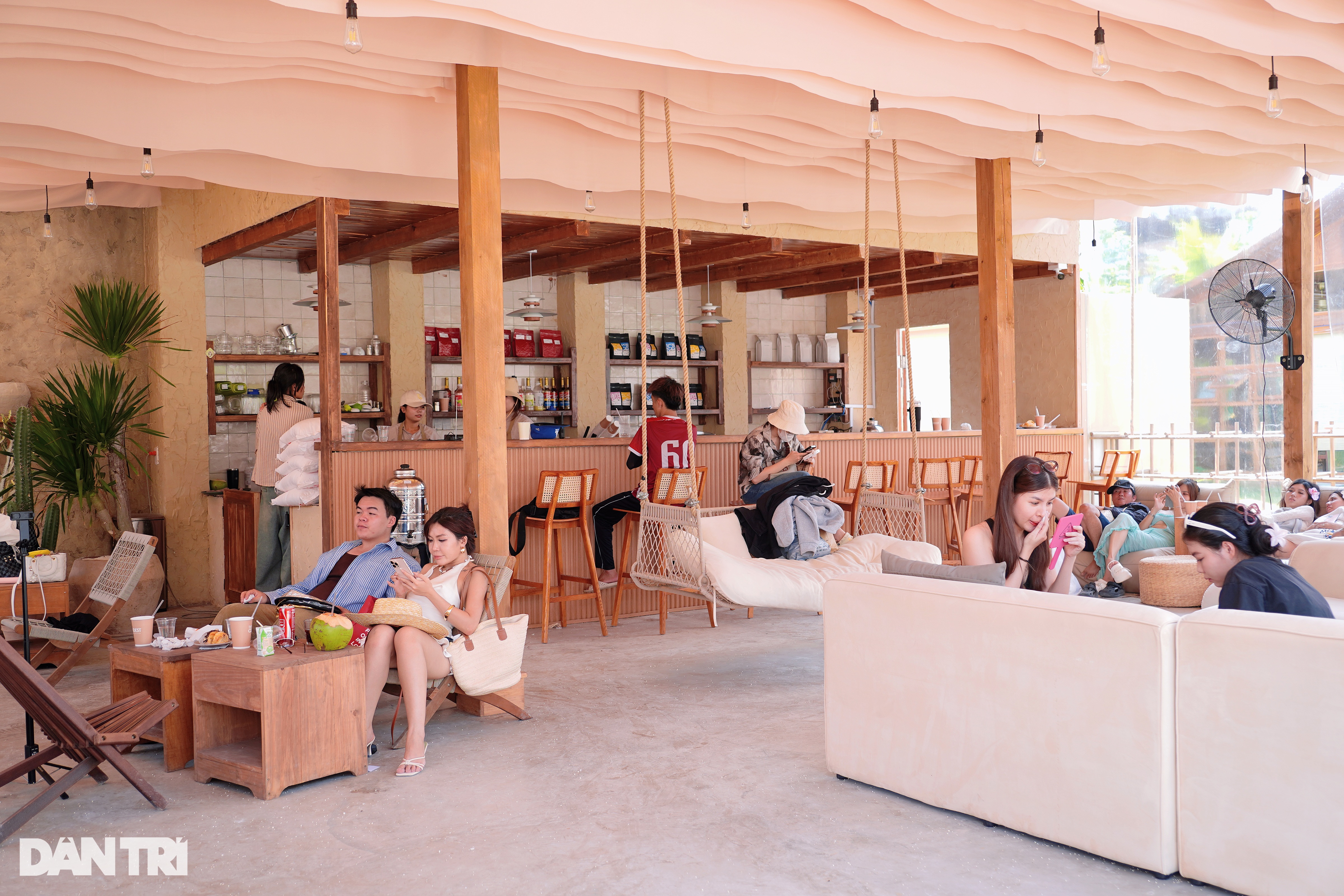 TPHCM: Chen chân giữa trời nắng để check-in địa điểm mới nổi như ở Maldives - 2