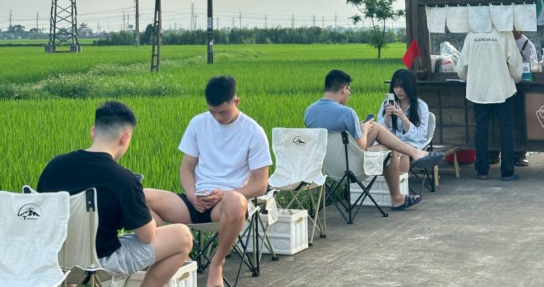 Quán cà phê giữa đồng lúa ở Thái Bình, chuẩn bị cả kem bôi chống muỗi cho khách Quán cà phê giữa đồng lúa ở Thái Bình, chuẩn bị cả kem bôi chống muỗi cho khách